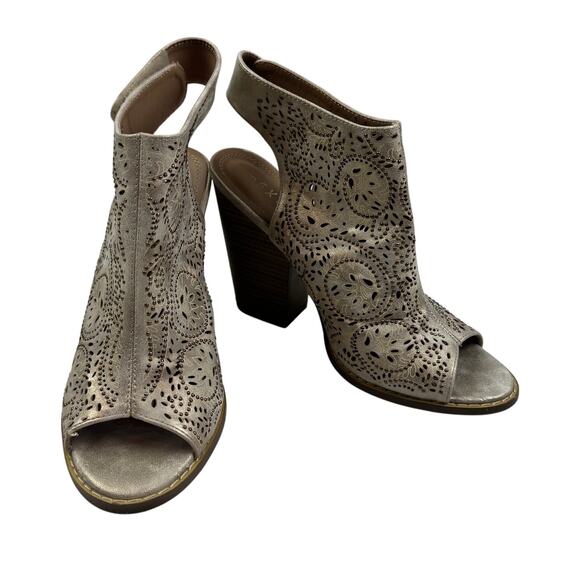 Extreme by Eddie Marc Faux Leather Boho Laser Cut Gold Heels Women's Size 8 - Picture 1 of 10